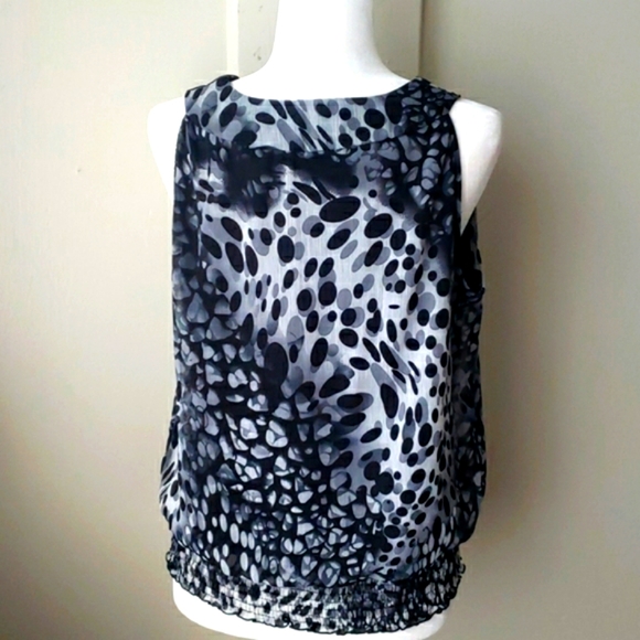 Halo Sleeveless Blouse - Picture 3 of 5